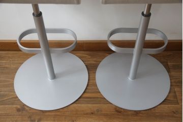 中古　短期展示品　美品　Cassinaixc.(カッシーナイクスシー)　Boomerang(ブーメラン)　シンプルで上品な佇まいが魅力のカウンターチェア2脚セット(回転椅子、ハイチェア、アームレスチェア、店舗什器)(R-069789)