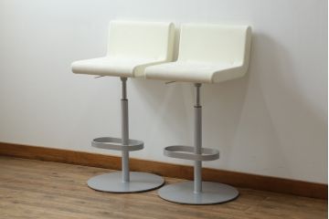 中古　短期展示品　美品　Cassinaixc.(カッシーナイクスシー)　Boomerang(ブーメラン)　シンプルで上品な佇まいが魅力のカウンターチェア2脚セット(回転椅子、ハイチェア、アームレスチェア、店舗什器)(R-069790)