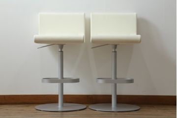 中古　短期展示品　美品　Cassinaixc.(カッシーナイクスシー)　Boomerang(ブーメラン)　シンプルで上品な佇まいが魅力のカウンターチェア2脚セット(回転椅子、ハイチェア、アームレスチェア、店舗什器)(R-069790)