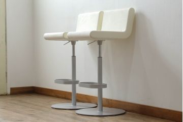 中古　短期展示品　美品　Cassinaixc.(カッシーナイクスシー)　Boomerang(ブーメラン)　シンプルで上品な佇まいが魅力のカウンターチェア2脚セット(回転椅子、ハイチェア、アームレスチェア、店舗什器)(R-069790)