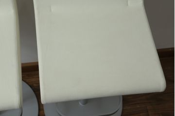 中古　短期展示品　美品　Cassinaixc.(カッシーナイクスシー)　Boomerang(ブーメラン)　シンプルで上品な佇まいが魅力のカウンターチェア2脚セット(回転椅子、ハイチェア、アームレスチェア、店舗什器)(R-069790)