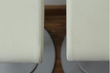 中古　短期展示品　美品　Cassinaixc.(カッシーナイクスシー)　Boomerang(ブーメラン)　シンプルで上品な佇まいが魅力のカウンターチェア2脚セット(回転椅子、ハイチェア、アームレスチェア、店舗什器)(R-069790)