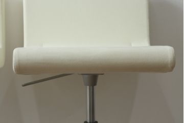 中古　短期展示品　美品　Cassinaixc.(カッシーナイクスシー)　Boomerang(ブーメラン)　シンプルで上品な佇まいが魅力のカウンターチェア2脚セット(回転椅子、ハイチェア、アームレスチェア、店舗什器)(R-069790)