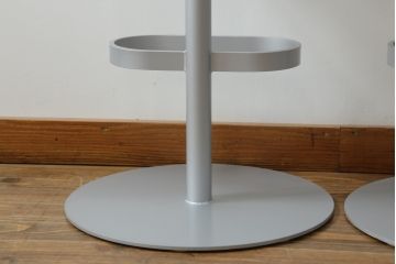 中古　短期展示品　美品　Cassinaixc.(カッシーナイクスシー)　Boomerang(ブーメラン)　シンプルで上品な佇まいが魅力のカウンターチェア2脚セット(回転椅子、ハイチェア、アームレスチェア、店舗什器)(R-069790)