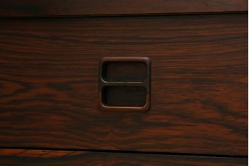 デンマークビンテージ　名作!!　アルネ・ヴォッター(ARNE VODDER)　ローズウッド材　シンプルなデザインが取り入れやすいサイドボード(サイドキャビネット、リビングボード、テレビ台、テレビボード、収納棚、戸棚、北欧、ヴィンテージ)(R-069803)