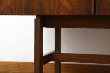 デンマークビンテージ　名作!!　アルネ・ヴォッター(ARNE VODDER)　ローズウッド材　シンプルなデザインが取り入れやすいサイドボード(サイドキャビネット、リビングボード、テレビ台、テレビボード、収納棚、戸棚、北欧、ヴィンテージ)(R-069803)
