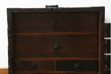 和製アンティーク　江戸期　古作造り　落ち着いた佇まいが魅力的な掛硯型船箪笥(かけすずり、懸硯型、舟箪笥、時代箪笥、帳場箪笥、小物収納、小引き出し)(R-069807)