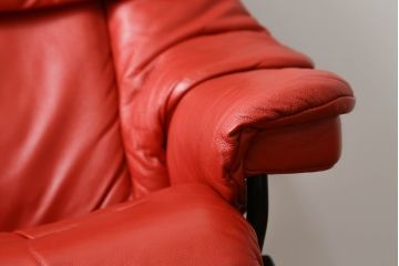中古　EKORNES(エコーネス)　Reno　レノクラシック　Mサイズ　本革(レザー)　くつろぎの時間におすすめのオットマン付きストレスレスチェア(アームチェア、リクライニングチェア、椅子、一人掛けソファ、1Pソファ、北欧)(定価約47万円)(R-069809)