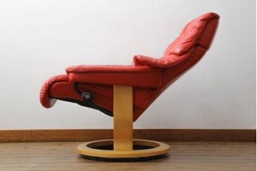 中古　EKORNES(エコーネス)　Reno　レノクラシック　Mサイズ　本革(レザー)　くつろぎの時間におすすめのオットマン付きストレスレスチェア(アームチェア、リクライニングチェア、椅子、一人掛けソファ、1Pソファ、北欧)(定価約47万円)(R-069809)
