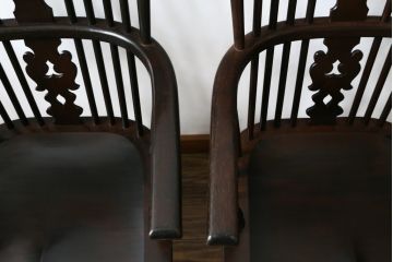 中古　松本民芸家具　#44A型　シックな色合いとクラシカルな佇まいが魅力のウィンザーチェア4脚セット(ウインザーチェア、アームチェア、板座チェア、ダイニングチェア、椅子、イス)(定価4脚で約80万円)(R-069811)