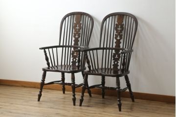 中古　松本民芸家具　#44A型　シックな色合いとクラシカルな佇まいが魅力のウィンザーチェア2脚セット(ウインザーチェア、アームチェア、板座チェア、ダイニングチェア、椅子、イス)(定価2脚で約40万円)(R-069812)