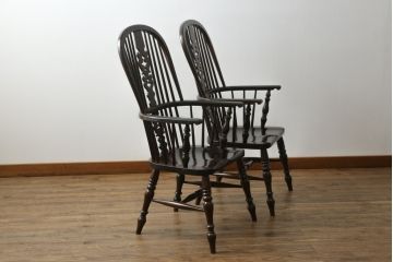 中古　松本民芸家具　#44A型　シックな色合いとクラシカルな佇まいが魅力のウィンザーチェア2脚セット(ウインザーチェア、アームチェア、板座チェア、ダイニングチェア、椅子、イス)(定価2脚で約40万円)(R-069812)