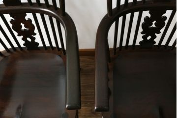 中古　松本民芸家具　#44A型　シックな色合いとクラシカルな佇まいが魅力のウィンザーチェア2脚セット(ウインザーチェア、アームチェア、板座チェア、ダイニングチェア、椅子、イス)(定価2脚で約40万円)(R-069812)