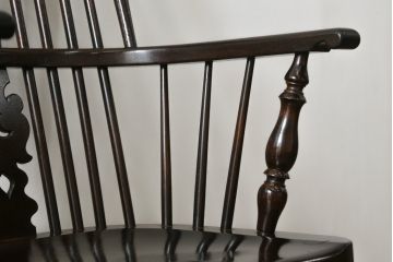 中古　松本民芸家具　#44A型　シックな色合いとクラシカルな佇まいが魅力のウィンザーチェア2脚セット(ウインザーチェア、アームチェア、板座チェア、ダイニングチェア、椅子、イス)(定価2脚で約40万円)(R-069812)