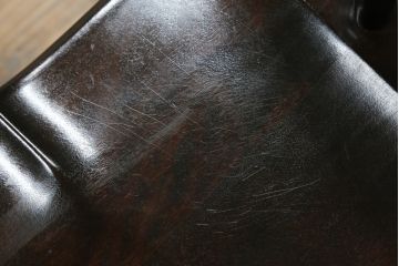 中古　松本民芸家具　#44A型　シックな色合いとクラシカルな佇まいが魅力のウィンザーチェア2脚セット(ウインザーチェア、アームチェア、板座チェア、ダイニングチェア、椅子、イス)(定価2脚で約40万円)(R-069812)