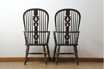 中古　松本民芸家具　#44A型　シックな色合いとクラシカルな佇まいが魅力のウィンザーチェア2脚セット(ウインザーチェア、アームチェア、板座チェア、ダイニングチェア、椅子、イス)(定価2脚で約40万円)(R-069812)