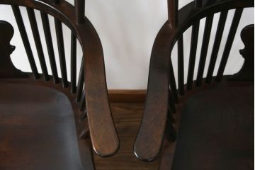 中古　希少!!　松本民芸家具　中古ではなかなかお目にかかれない猫脚ウィンザーチェア2脚セット(ウインザーチェア、アームチェア、板座チェア、ダイニングチェア、椅子、イス)(定価2脚で約68万円)(R-069813)