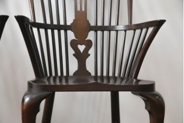 中古　希少!!　松本民芸家具　中古ではなかなかお目にかかれない猫脚ウィンザーチェア2脚セット(ウインザーチェア、アームチェア、板座チェア、ダイニングチェア、椅子、イス)(定価2脚で約68万円)(R-069813)