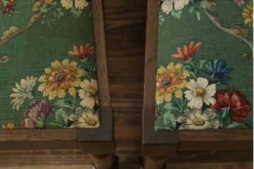 中古　横浜クラシック家具　ノックオンウッド(knockonwood)　Hand Made　オーク材　どこか懐かしい雰囲気漂うチェア2脚セット(ダイニングチェア、アームレスチェア、椅子、イス)(R-069819)