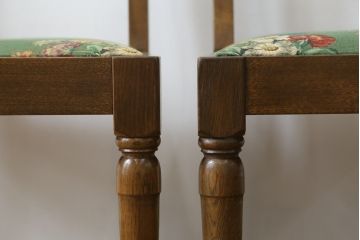 中古　横浜クラシック家具　ノックオンウッド(knockonwood)　Hand Made　オーク材　どこか懐かしい雰囲気漂うチェア2脚セット(ダイニングチェア、アームレスチェア、椅子、イス)(R-069819)
