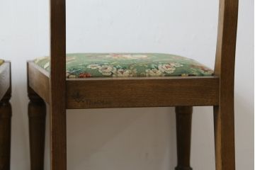 中古　横浜クラシック家具　ノックオンウッド(knockonwood)　Hand Made　オーク材　どこか懐かしい雰囲気漂うチェア2脚セット(ダイニングチェア、アームレスチェア、椅子、イス)(R-069819)