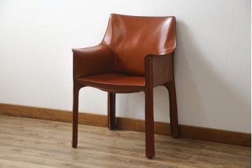 中古　Cassina(カッシーナ)　413　CAB(キャブ)　MARIO BELLINI(マリオベリーニ)　シンプルモダンな空間づくりに活躍するアームチェア(ダイニングチェア、椅子、イス)(定価約38万5千円)(R-069822)
