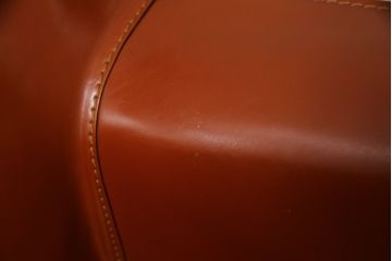 中古　Cassina(カッシーナ)　413　CAB(キャブ)　MARIO BELLINI(マリオベリーニ)　シンプルモダンな空間づくりに活躍するアームチェア(ダイニングチェア、椅子、イス)(定価約38万5千円)(R-069822)