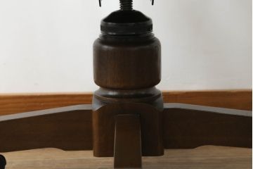 中古　美品　伊勢丹百貨店取り扱い　ナラ材　民芸家具　在宅ワーク用にもオススメのキャスター付き回転チェア(アームチェア、板座チェア、キャプテンチェア、椅子、イス)(R-069824)