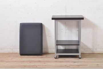中古　オーダー製作品　天板2way　クッション天板付き　シンプルなデザインが取り入れやすいスチール製キャスター付きサイドテーブル(エンドテーブル、ナイトテーブル、花台、飾り台、電話台)(R-069835)