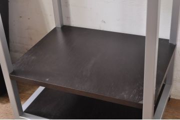 中古　オーダー製作品　天板2way　クッション天板付き　シンプルなデザインが取り入れやすいスチール製キャスター付きサイドテーブル(エンドテーブル、ナイトテーブル、花台、飾り台、電話台)(R-069836)