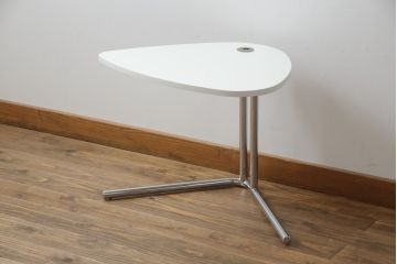 中古　美品　アクタス取り扱い　ドイツ製　TECTA(テクタ)　昇降機能付きが嬉しいシンプルでモダンなサイドテーブル(エンドテーブル、ナイトテーブル、花台、飾り台)(定価約8万円)(R-069839)