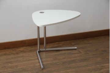 中古　美品　アクタス取り扱い　ドイツ製　TECTA(テクタ)　昇降機能付きが嬉しいシンプルでモダンなサイドテーブル(エンドテーブル、ナイトテーブル、花台、飾り台)(定価約8万円)(R-069839)
