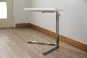 中古　美品　アクタス取り扱い　ドイツ製　TECTA(テクタ)　昇降機能付きが嬉しいシンプルでモダンなサイドテーブル(エンドテーブル、ナイトテーブル、花台、飾り台)(定価約8万円)(R-069839)