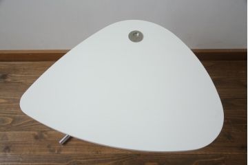 中古　美品　アクタス取り扱い　ドイツ製　TECTA(テクタ)　昇降機能付きが嬉しいシンプルでモダンなサイドテーブル(エンドテーブル、ナイトテーブル、花台、飾り台)(定価約8万円)(R-069839)