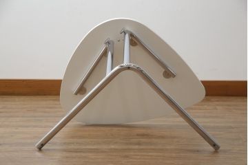 中古　美品　アクタス取り扱い　ドイツ製　TECTA(テクタ)　昇降機能付きが嬉しいシンプルでモダンなサイドテーブル(エンドテーブル、ナイトテーブル、花台、飾り台)(定価約8万円)(R-069839)