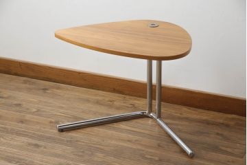 中古　美品　アクタス取り扱い　ドイツ製　TECTA(テクタ)　昇降機能付きが嬉しいシンプルでモダンなサイドテーブル(エンドテーブル、ナイトテーブル、花台、飾り台)(定価約8万円)(R-069840)
