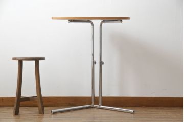 中古　美品　アクタス取り扱い　ドイツ製　TECTA(テクタ)　昇降機能付きが嬉しいシンプルでモダンなサイドテーブル(エンドテーブル、ナイトテーブル、花台、飾り台)(定価約8万円)(R-069840)