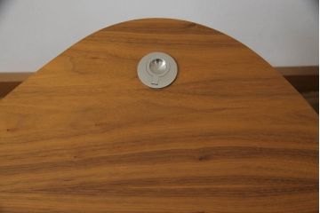 中古　美品　アクタス取り扱い　ドイツ製　TECTA(テクタ)　昇降機能付きが嬉しいシンプルでモダンなサイドテーブル(エンドテーブル、ナイトテーブル、花台、飾り台)(定価約8万円)(R-069840)