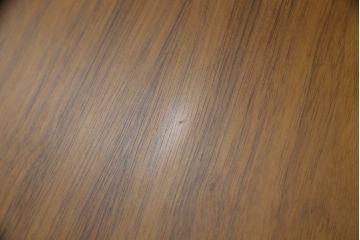 中古　美品　アクタス取り扱い　ドイツ製　TECTA(テクタ)　昇降機能付きが嬉しいシンプルでモダンなサイドテーブル(エンドテーブル、ナイトテーブル、花台、飾り台)(定価約8万円)(R-069840)