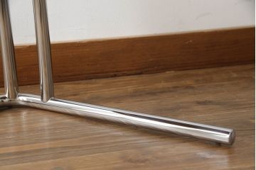 中古　美品　アクタス取り扱い　ドイツ製　TECTA(テクタ)　昇降機能付きが嬉しいシンプルでモダンなサイドテーブル(エンドテーブル、ナイトテーブル、花台、飾り台)(定価約8万円)(R-069840)