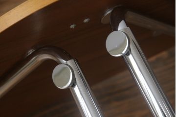 中古　美品　アクタス取り扱い　ドイツ製　TECTA(テクタ)　昇降機能付きが嬉しいシンプルでモダンなサイドテーブル(エンドテーブル、ナイトテーブル、花台、飾り台)(定価約8万円)(R-069840)