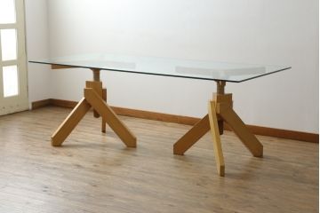 中古　Cassina(カッシーナ)取り扱い　De Padova(デ・パドヴァ)社　VIDUN(ヴィドゥン)　ヴィコ・マジストレッティデザイン　支柱を回して高さが調節できるガラステーブル(ダイニングテーブル、食卓、4人掛け、6人掛け)(定価約80〜90万円)(R-069843)
