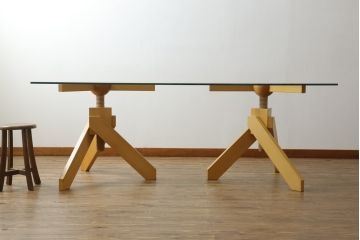 中古　Cassina(カッシーナ)取り扱い　De Padova(デ・パドヴァ)社　VIDUN(ヴィドゥン)　ヴィコ・マジストレッティデザイン　支柱を回して高さが調節できるガラステーブル(ダイニングテーブル、食卓、4人掛け、6人掛け)(定価約80〜90万円)(R-069843)