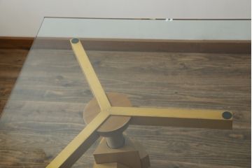 中古　Cassina(カッシーナ)取り扱い　De Padova(デ・パドヴァ)社　VIDUN(ヴィドゥン)　ヴィコ・マジストレッティデザイン　支柱を回して高さが調節できるガラステーブル(ダイニングテーブル、食卓、4人掛け、6人掛け)(定価約80〜90万円)(R-069843)