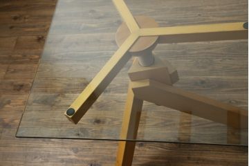 中古　Cassina(カッシーナ)取り扱い　De Padova(デ・パドヴァ)社　VIDUN(ヴィドゥン)　ヴィコ・マジストレッティデザイン　支柱を回して高さが調節できるガラステーブル(ダイニングテーブル、食卓、4人掛け、6人掛け)(定価約80〜90万円)(R-069843)