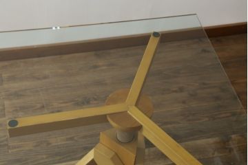 中古　Cassina(カッシーナ)取り扱い　De Padova(デ・パドヴァ)社　VIDUN(ヴィドゥン)　ヴィコ・マジストレッティデザイン　支柱を回して高さが調節できるガラステーブル(ダイニングテーブル、食卓、4人掛け、6人掛け)(定価約80〜90万円)(R-069843)