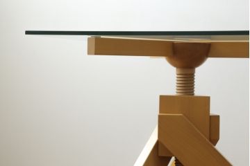 中古　Cassina(カッシーナ)取り扱い　De Padova(デ・パドヴァ)社　VIDUN(ヴィドゥン)　ヴィコ・マジストレッティデザイン　支柱を回して高さが調節できるガラステーブル(ダイニングテーブル、食卓、4人掛け、6人掛け)(定価約80〜90万円)(R-069843)
