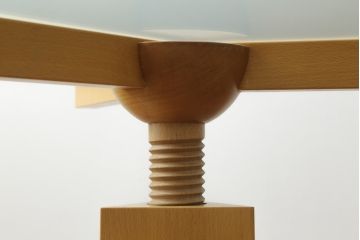 中古　Cassina(カッシーナ)取り扱い　De Padova(デ・パドヴァ)社　VIDUN(ヴィドゥン)　ヴィコ・マジストレッティデザイン　支柱を回して高さが調節できるガラステーブル(ダイニングテーブル、食卓、4人掛け、6人掛け)(定価約80〜90万円)(R-069843)