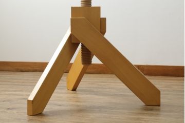 中古　Cassina(カッシーナ)取り扱い　De Padova(デ・パドヴァ)社　VIDUN(ヴィドゥン)　ヴィコ・マジストレッティデザイン　支柱を回して高さが調節できるガラステーブル(ダイニングテーブル、食卓、4人掛け、6人掛け)(定価約80〜90万円)(R-069843)