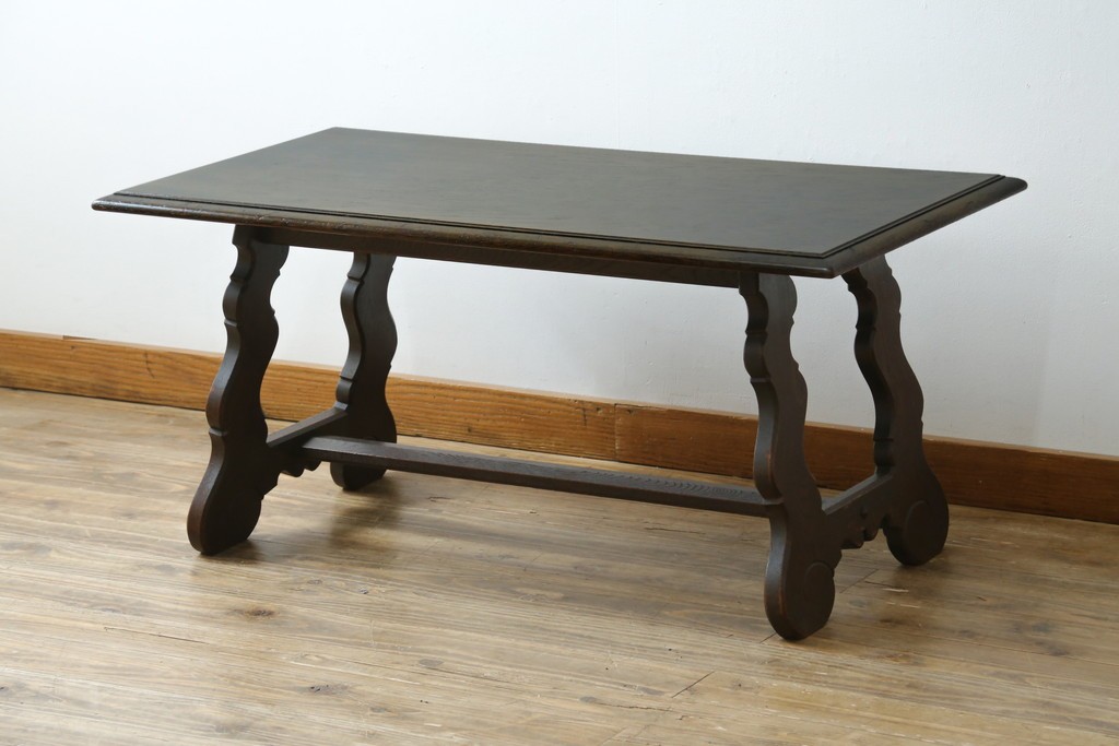 中古　神戸洋家具　永田良介商店　ユニークな脚のデザインが目を引くシックなセンターテーブル　(R-069846)